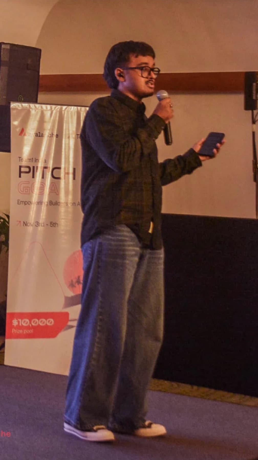 Roshan pitching on stage at Team1 India Pitch Goa